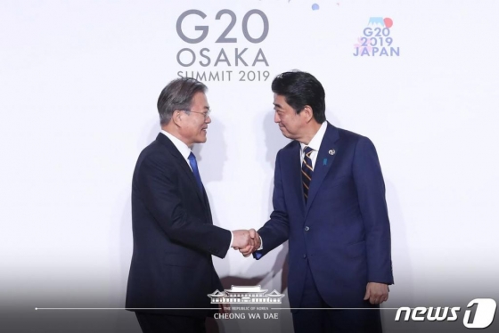 문재인 대통령이 28일 오전 인텍스 오사카에서 열린 G20 정상회의 공식환영식에서 의장국인 일본 아베 신조 총리와 악수하고 있다. (청와대 페이스북) 2019.6.28/뉴스1 <저작권자 © 뉴스1코리아, 무단전재 및 재배포 금지>