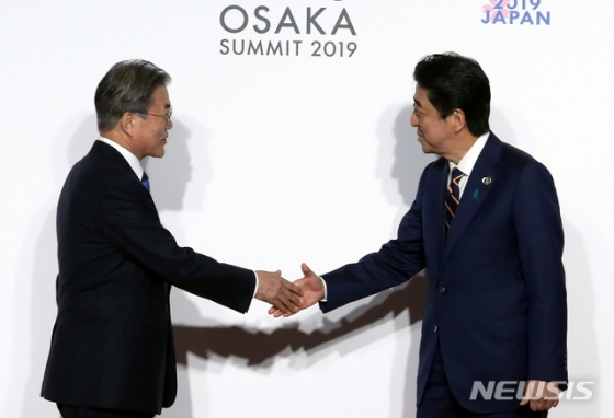【오사카(일본)=뉴시스】박진희 기자 = 문재인 대통령이 28일 일본 오사카 국제컨벤션센터 인텍스오사카에서 열린 G20 정상회의 공식환영식에서 아베 신조 일본 총리와 악수하고 있다. 2019.06.28. pak7130@newsis.com