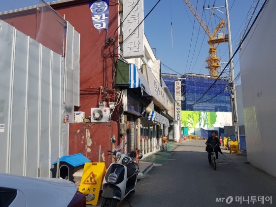 21일 오후 아파트 신축 공사가 한창인 서울 동대문구 전농동 620-47 일대 풍경. 성매매업소 한 곳이 아직 영업중이다. /사진=조한송 기자