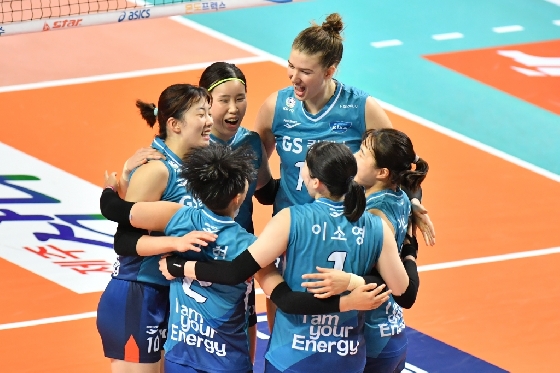 GS칼텍스 선수들이 22일 장충체육관에서 열린 2019~2020 V리그 여자부 개막전서 흥국생명을 상대로 득점한 뒤 기뻐하고 있다. /사진=KOVO