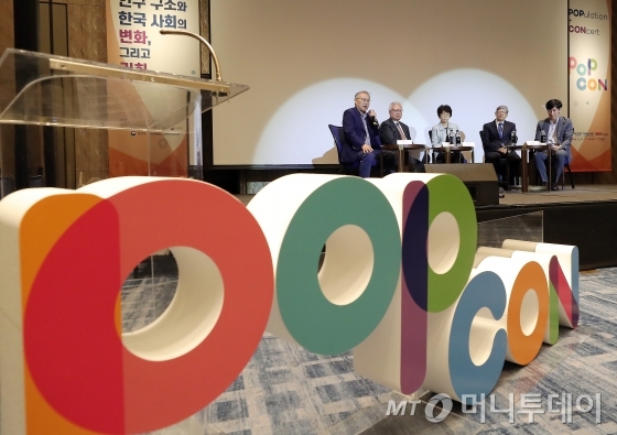 22일 서울 종로구 포시즌스 호텔에서 열린 머니투데이 주최 '2019 인구이야기 팝콘(PopCon)'에서 참석자들이 '아름다운 삶의 마무리'에 대해 토론하고 있다.<br>
<br>
왼쪽부터 강명구 서울대 교수, 이윤성 한국보건의료인국가시험원 원장, 유은실 울산의대 서울아산병원 교수, 최병호 서울시립대 도시보건대학원장, 이성배 DGIST 뇌·인지과학전공 교수. / 사진=김창현 기자 chmt@