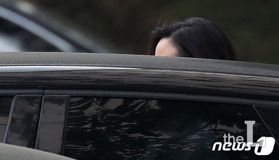 (서울=뉴스1) 이승배 기자 = 업무상횡령, 증거위조교사, 범죄수익 은닉법 위반 등의 혐의로 구속 전 피의자심문을 하루 앞두고 있는 정경심 동양대 교수(가운데)가 22일 오전 서울 서초구 자택에서 외출하기 위해 차로 향하고 있다. 2019.210.22/뉴스1