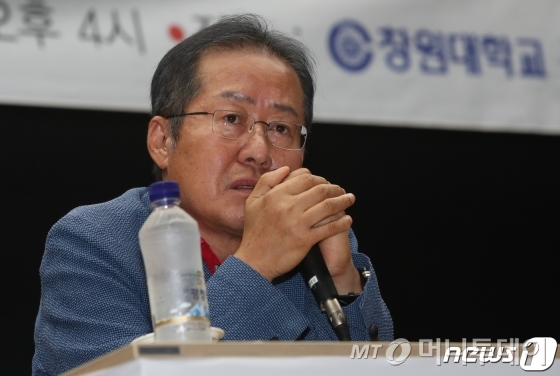 홍준표 "TK후배"… 유시민 "나이로 눌러보려고?"