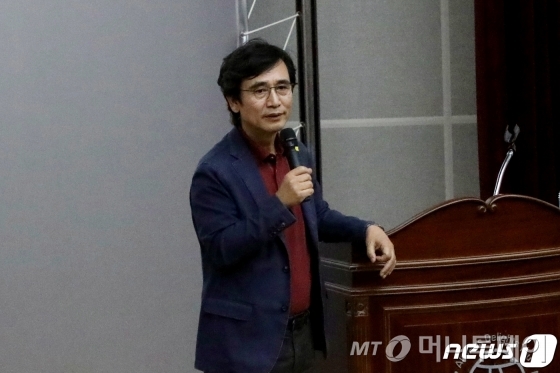 홍준표 "TK후배"… 유시민 "나이로 눌러보려고?"