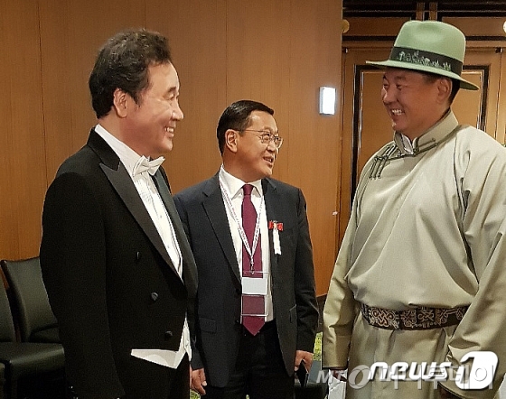 이낙연 국무총리가 22일 일왕 즉위식 행사 참석 전 숙소인 뉴오타니호텔 로비에서 오흐나 후렐수흐 몽골 총리와 만나 인사하고 있다. (국무총리실 제공) 2019.10.22 <저작권자 ⓒ 뉴스1코리아, 무단전재 및 재배포 금지>