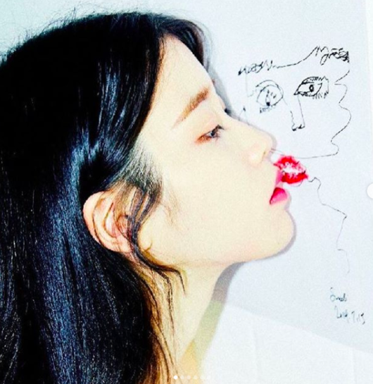 아이유, 故 설리 자화상에 입맞추며…