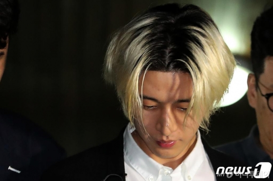 마약 투약 의혹을 받는 그룹 아이콘의 전 멤버 비아이(23·김한빈)가 지난 9월17일 오후 경기도 수원시 경기남부지방경찰청 광역수사대에서 조사를 마치고 귀가하고 있다./사진=뉴스1