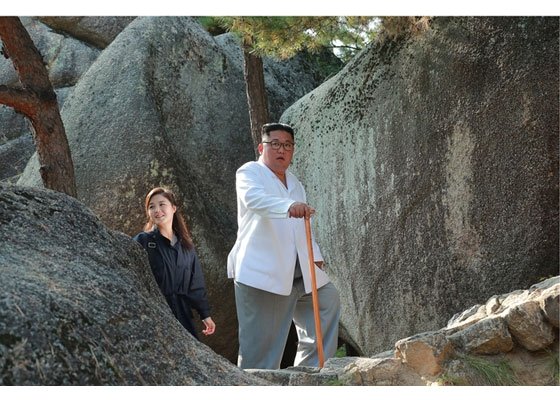 북한 김정은 국무위원장이 금강산관광지구를 시찰했다고 23일 노동신문이 보도했다./사진=뉴시스