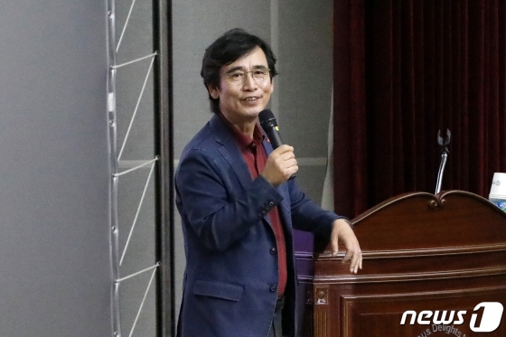 유시민 (재)사람사는세상 노무현재단 이사장이 12일 오후 제주웰컴센터 웰컴홀에서 노무현재단 제주위원회 주최로 열린 '제9기 노무현시민학교 2강' 강연을 진행하고 있다. /사진=뉴스1
