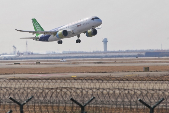 2017년 12월 중국 상하이 푸둥국제공항에서 시험비행에 나선 중국 자체 개발 항공기 'C919'. /사진=AFP