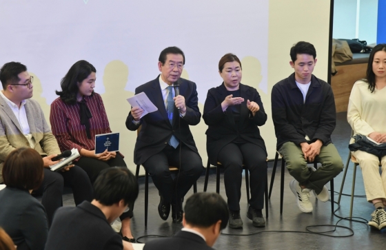 박원순 서울시장이 23일 오전 서울시 청년일자리센터에서 열린 '청년-서울시장 타운홀미팅'에서 청년들과 청년정책을 두고 논의하고 있다. /사진=서울시 제공
