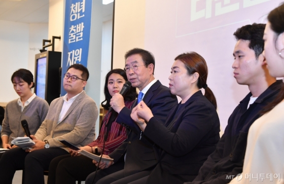 박원순 서울시장이 23일 오전 서울시 청년일자리센터에서 열린 '청년-서울시장 타운홀미팅'에서 청년들과 청년정책을 두고 논의하고 있다. /사진=서울시 제공