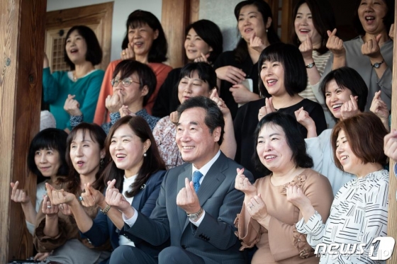 (도쿄=뉴스1) 유승관 기자 = 일본을 방문중인 이낙연 국무총리가 23일 '한일 문화교류 현장 방문'의 일환으로 일본 도쿄 주일한국문화원을 방문, 세종학당 수강생들을 격려한 후 기념촬영을 하고 있다. 2019.10.23/뉴스1 <저작권자 © 뉴스1코리아, 무단전재 및 재배포 금지>
