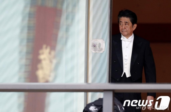 (도쿄 AFP=뉴스1) 우동명 기자 = 아베 신조 일본 총리가 22일 (현지시간) 도쿄 고쿄의 규덴에서 열린 나루히토 일왕의 즉위식에 참석한 뒤 떠나고 있다. © AFP=뉴스1 <저작권자 © 뉴스1코리아, 무단전재 및 재배포 금지>