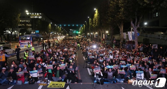 (서울=뉴스1) 이재명 기자 = 사법적폐청산범시민연대 회원들이 23일 오후 서울 서초구 서울중앙지방검찰청 앞에서 열린 국민 필리버스터 정경심 교수 기각 촉구 촛불집회에서 구호를 외치고 있다. 2019.10.23/뉴스1 <저작권자 © 뉴스1코리아, 무단전재 및 재배포 금지>