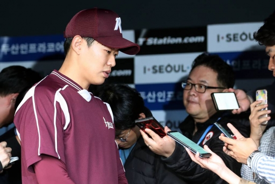 2019 프로야구 한국시리즈 2차전 두산과 키움의 경기에 앞서 23일 오후 서울 잠실야구장에서 막말 논란에 휩싸인 키움 히어로즈의 내야수 송성문이 공식 사과를 하고 있다. 2019.10.23. /사진=뉴시스