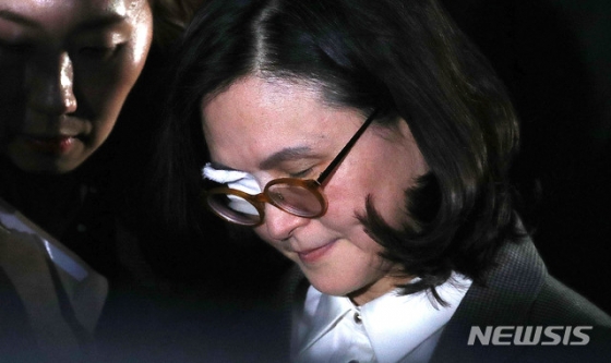 【서울=뉴시스】박미소 기자 =조국 전 법무부 장관의 부인 정경심 동양대학교 교수가 자본시장법 위반(허위신고 및 미공개정보 이용) 등 혐의에 대한 영장실질심사(구속 전 피의자 심문)를 마친 후 23일 오후 서울 서초구 서울중앙지방법원을 나서고 있다. 2019.10.23.    misocamera@newsis.com