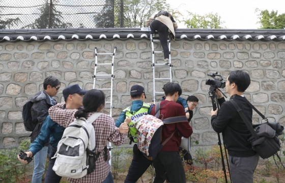 한국대학생진보연합이 지난 18일 오후 서울 중구 주한 미국대사관저에서 방위비분담금 협상과 관련해 기습 농성을 하기 위해 담벼락을 넘고 있다. /사진=뉴시스