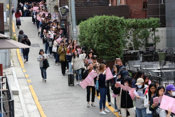 지난 18일 오전 아이돌 그룹 방탄소년단(BTS)의 국내·외 팬 수백여 명이 서울 강남에 오픈하는 BTS 팝업스토어 'HOUSE OF BTS' 에 입장하기 위해 줄을서 기다리고 있다. /사진=뉴시스