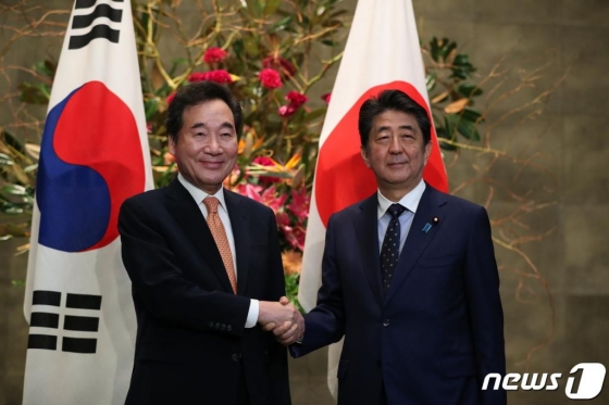 (도쿄=뉴스1) 유승관 기자 = 이낙연 국무총리가 24일 오전 일본 도쿄(東京) 총리관저에서 아베 신조(安倍晋三) 총리와 만나 악수하고 있다. /사진=뉴스1