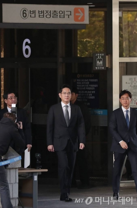 박근혜 전 대통령과 최순실씨에게 뇌물을 준 혐의로 재판에 넘겨진 이재용 삼성전자 부회장이 25일 오전 서울 서초구 서울고등법원에서 열린 파기환송심 첫 공판을 마친 뒤 차량으로 향하고 있다. /사진=김창현 기자