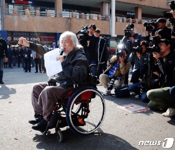 전국장애인차별철폐연대가 28일 오후 서울 서초구 반포동 강남고속버스터미널 경부선 광장에서 정부의 '제3차 교통약자 이동편의증진계획' 아래 추진 중인 '휠체어 탑승가능 고속버스' 시범사업을 반기면서 "교통약자법 가치를 예산 문제로 훼손하지 말라"고 기자회견을 열고 있다. 2019.10.28/뉴스1 © News1 황덕현 기자