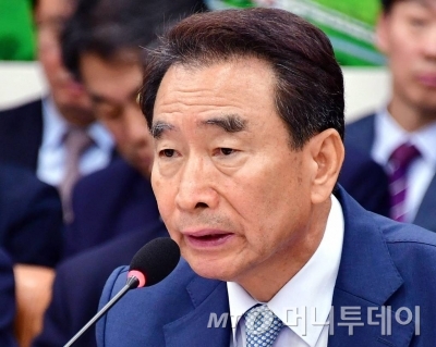 이강래 한국도로공사 사장이 지난 10일 서울 여의도 국회에서 열린 국토교통위원회의 한국도로공사 등에 대한 국정감사에서 의원 질의에 답변하고 있다./사진= 홍봉진 기자