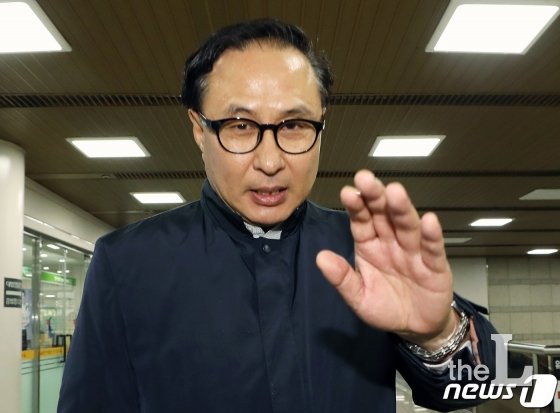 이명박 전 대통령의 조카 이동형 다스(DAS) 부사장이 30일 오전 서울 서초구 서울고등법원에서 열린 배임수재 항소심 선고공판을 마친 후 법정을 나서고 있다.  서울고법 형사1부는 배임수재 혐의로 기소된 이 부사장에게 1심과 마찬가지로 징역 3년에 집행유예 4년을 선고하고 27억4400여만원의 추징금을 명령했다. 2019.10.30/사진=뉴스1  