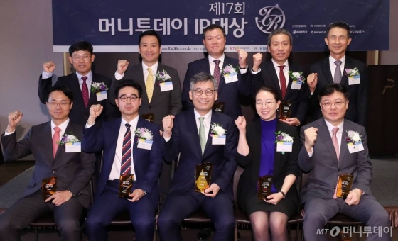 30일 오후 서울 중구 더 플라자호텔에서 열린 '제17회 머니투데이 IR대상'에서 정운수 한국거래소 부이사장, 권봉중 KB금융그룹 IR부장, 이병각 농우바이오 대표, 김영주 이노메트리 이사, 박종면 머니투데이 대표이사, 김기원 하이트진로 상무, 이혜인 기아자동차 IR팀장, 김광오 효성 부사장, 윤재구 더존비즈온 본부장, 이우현 SK 이노베이션 IR팀장(왼쪽 위부터 시계방향)이 기념촬영을 하고 있다. / 사진=김휘선 기자 hwijpg@