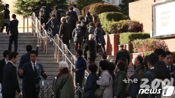 (부산=뉴스1) 여주연 기자 = 31일 오전 문재인 대통령의 모친 故 강한옥 여사의 빈소가 마련된 부산 수영구 남천성당으로 천주교 신도들이 미사를 위해 들어가고 있다. 2019.10.31/뉴스1  