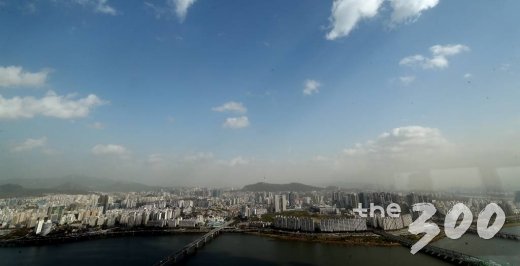 몽골 남부와 중국 북동부 지역에서 불어온 황사 영향으로 미세먼지 농도가 나쁨 수준을 보인 지난 29일 오전 서울 도심이 뿌옇게 보이고 있다. /사진=김창현 기자