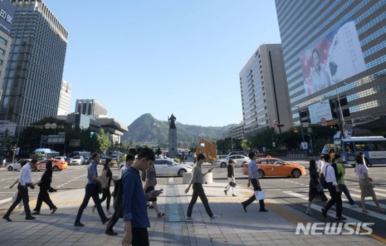 지난 8월 14일 오전 서울 종로구 세종로사거리에서 바라본 서울 맑은 하늘 아래 직장인들이 출근을 서두르고 있다. / 사진제공=뉴시스