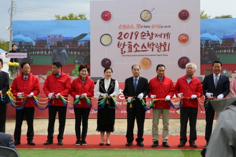 (사진 가운데) 이현경 아딸 대표가 개회식에 참여하고 있다./사진제공=아딸