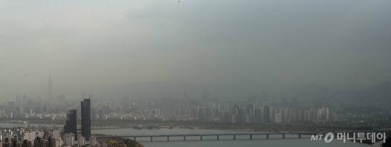 몽골 남부와 중국 북동부 지역에서 불어온 황사 영향으로 미세먼지 농도가 나쁨 수준을 보인 지난 29일 오전 서울 도심이 뿌옇게 보이고 있다. / 사진=김창현 기자 chmt@