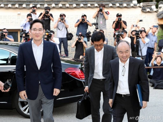 이재용 삼성전자 부회장과 손정의 일본 소프트뱅크 회장이 지난 7월4일 서울 성북구 한국가구박물관에서 국내 기업 총수들과의 만찬 회동을 위해 함께 이동하고 있다. /사진=이기범 기자