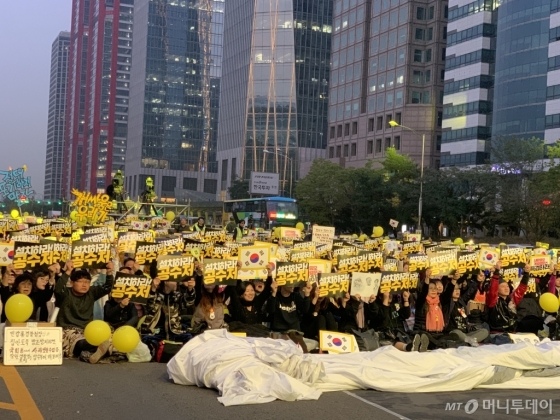 '사법적폐청산 범국민시민연대(범국민연대)가 2일 오후 5시부터 서울 여의도공원 앞 사거리에서 '제11차 촛불문화제'를 열고 있다./사진=임찬영 기자