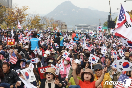 2일 서울 광화문광장에서 열린 '대한민국 바로 세우기 국민대회'에서 문재인하야범국민투쟁본부 회원 등이 태극기와 성조기를 흔들며 문재인 정부를 규탄하고 있다./사진=뉴스1