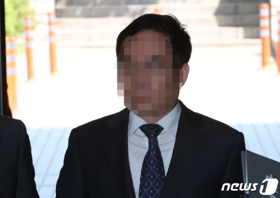삼성바이오로직스(삼성바이오) 분식회계와 관련한 증거인멸을 지시한 혐의를 받는 김모 삼성전자 사업지원TF부사장이 24일 오전 서울 서초동 서울중앙지방법원에서 열린 구속 전 피의자심문)에 출석하고 있다. 2019.5.24/뉴스1 © News1 허경 기자