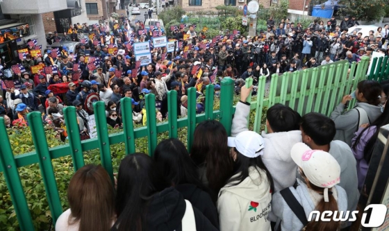 지난 10월23일 서울 인헌고등학교에서 열린 '인헌고등학교 학생수호연합' 기자회견에서 보수단체와 기자회견을 반대하는 학생들이 울타리를 사이에 두고 나뉘어 있다/사진=뉴스1