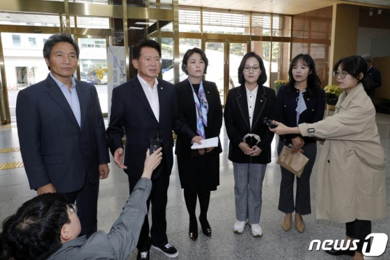 지난 10월30일 오전 국회 교육위원회 소속 이학재 자유한국당 의원(왼쪽부터), 김한표 간사, 전희경 의원, 김현아 의원이 인헌고 사태와 관련해 서울시교육청을 찾아 김원찬 부교육감과 면담하기 전 취재진 질의에 답하고 있다./사진=뉴스1