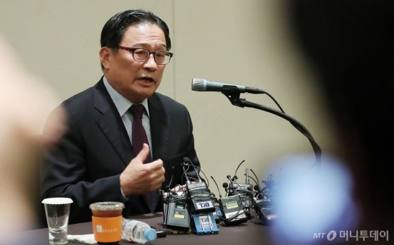 자유한국당 영입 인사로 거론됐다가 '공관병 갑질' 논란 등으로 보류된 박찬주 전 육군대장이 4일 오전 서울 영등포구 여의도 63스퀘어에서 입장을 밝히고 있다. / 사진=김창현 기자 chmt@