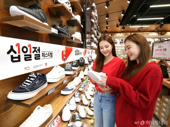 신발 판매업체 슈마커는 11번가와 공동마케팅을 진행한다. 온라인과 오프라인 매장을 연계한 O2O마케팅이다. /사진=11번가