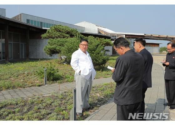 【서울=뉴시스】북한 김정은 국무위원장이 금강산관광지구를 시찰했다고 23일 노동신문이 보도했다. 이날 보도에 따르면 김 위원장은 "고성항과 해금강호텔, 문화회관, 금강산호텔, 금강산옥류관, 금강펜션타운, 구룡마을, 온천빌리지, 가족호텔, 제２온정각, 고성항회집, 고성항골프장, 고성항출입사무소 등 남조선측에서 건설한 대상들과 삼일포와 해금강, 구룡연일대를 돌아보며 자연경관을 훼손하는 시설물에 대해 엄하게 지적했다"고 보도했다. 2019.10.18. (사진=노동신문 캡처)  photo@newsis.com