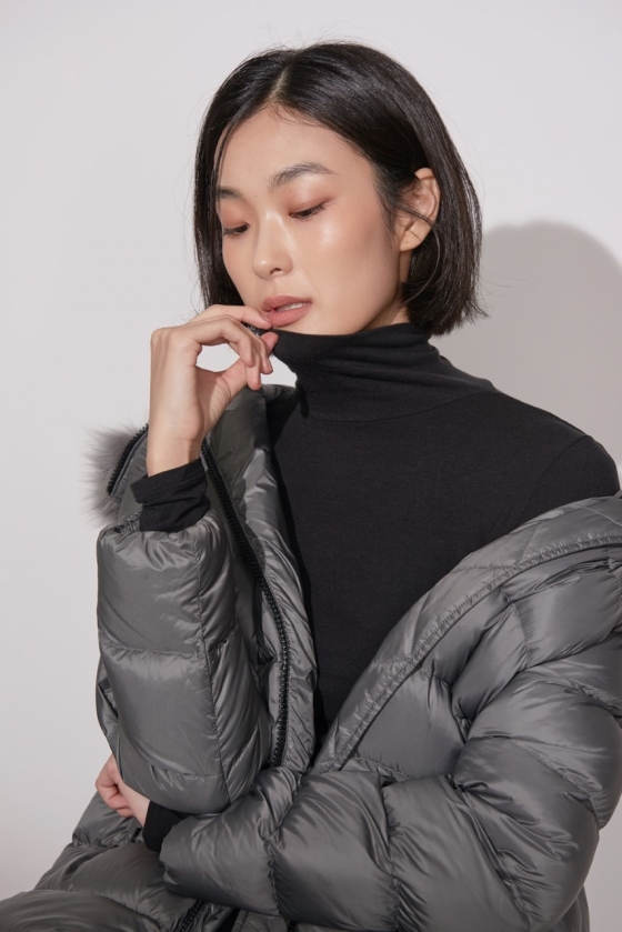 자주 '자주온' 터틀넥 제품 모델컷/사진제공=신세계인터내셔날