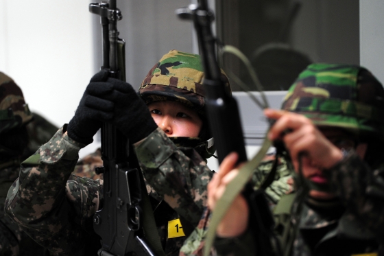 여군 ROTC 충북 괴산 육군학생군사학교에서 여군 후보생들이 동계 입영훈련을 받고있다. / 사진=뉴스1 한재호기자