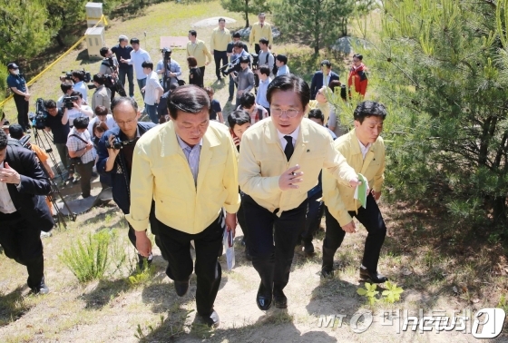 성윤모 산업통상자원부 장관이 24일 오전 강원도 강릉시 강원테크노파크를 방문, 수소탱크 폭발 사고현장을 둘러보고 있다. (산업통상자원부 제공) 2019.5.24/뉴스1  