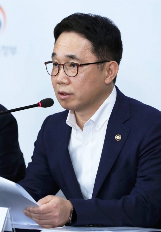 박선호 국토교통부 1차관이 지난 1일 오후 서울 종로구 정부서울청사에서 '최근 부동산 시장상황 점검 결과 및 대응방안' 관련 브리핑에 대한 보충설명을 하고 있다. 2019.10.01. radiohead@newsis.com