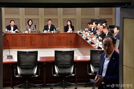 [사진]한국당 초선 의원들 총선 논의
