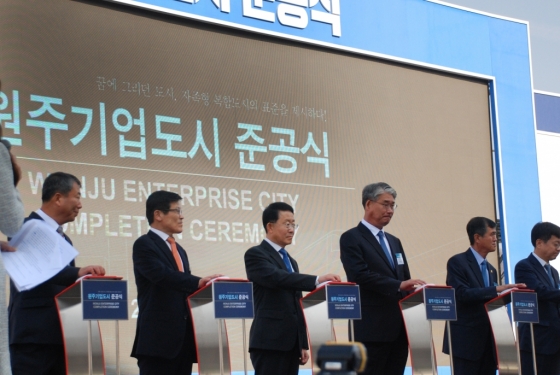 하석주 롯데건설 대표(좌측에서 세 번째)가 원주기업도시 준공식 퍼포먼스를 하고 있다. /사진제공=롯데건설