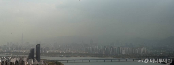 몽골 남부와 중국 북동부 지역에서 불어온 황사 영향으로 미세먼지 농도가 나쁨 수준을 보인 10월29일 오전 서울 도심이 뿌옇게 보이고 있다./사진=김창현 기자.